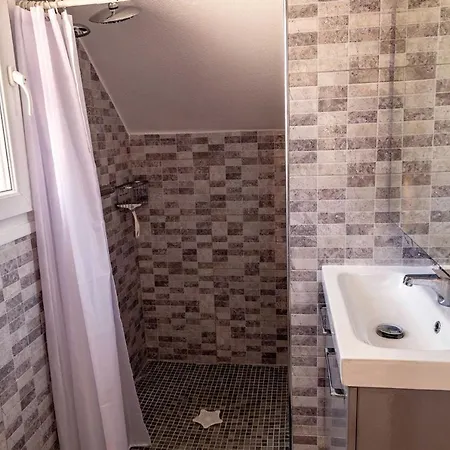 Fabulous 3 Bed House With 4 Communal Pools